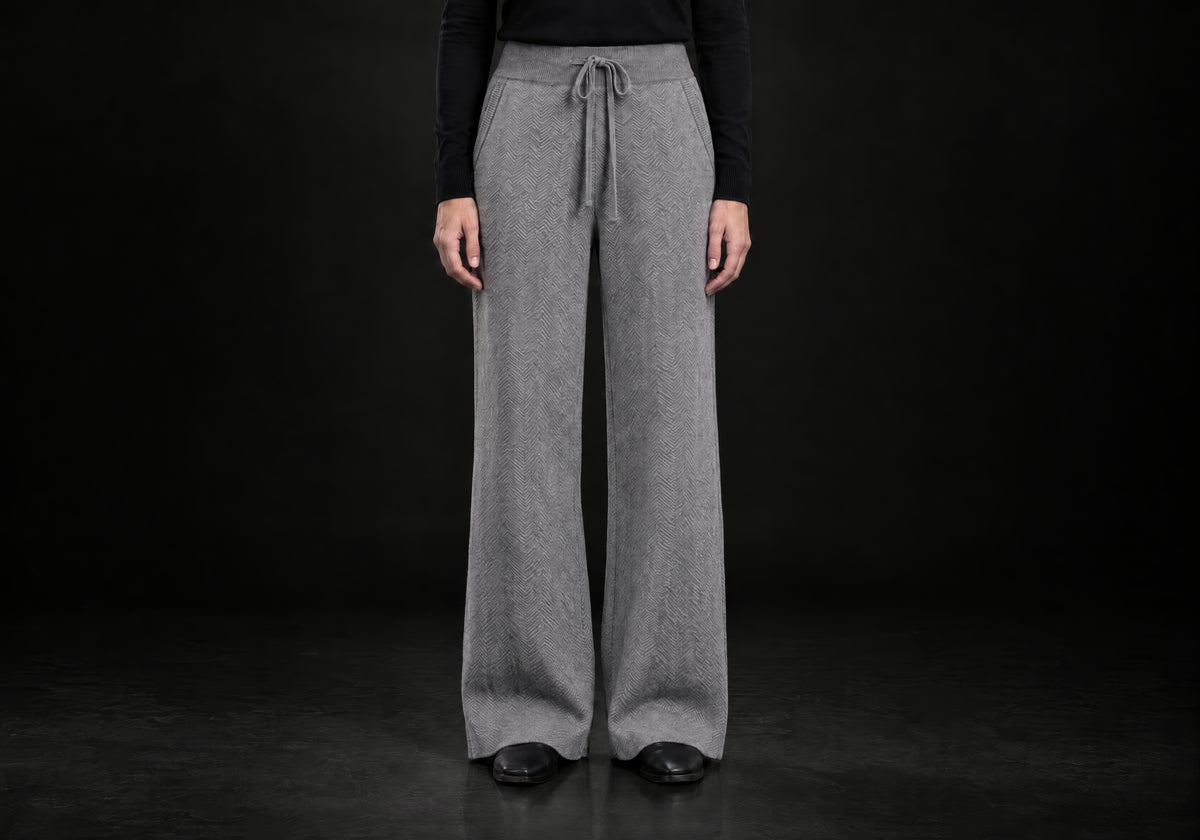 Velmurax Cashmere Wide-Leg Pants in gray with herringbone pattern, side pockets and wide legs, front view on a model