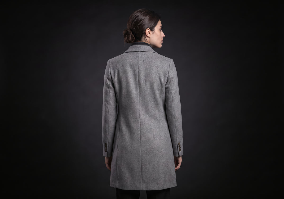Velmurax double-breasted trench coat in gray, seen from the back on the model, showing the back of the garment