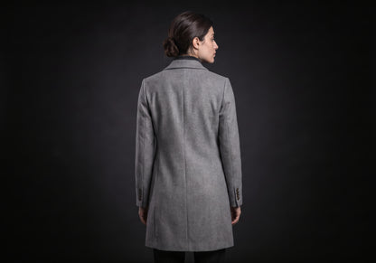 Velmurax double-breasted trench coat in gray, seen from the back on the model, showing the back of the garment