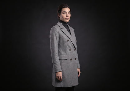 Velmurax double-breasted trench coat in gray, in a three-quarter view on the model on the studio set
