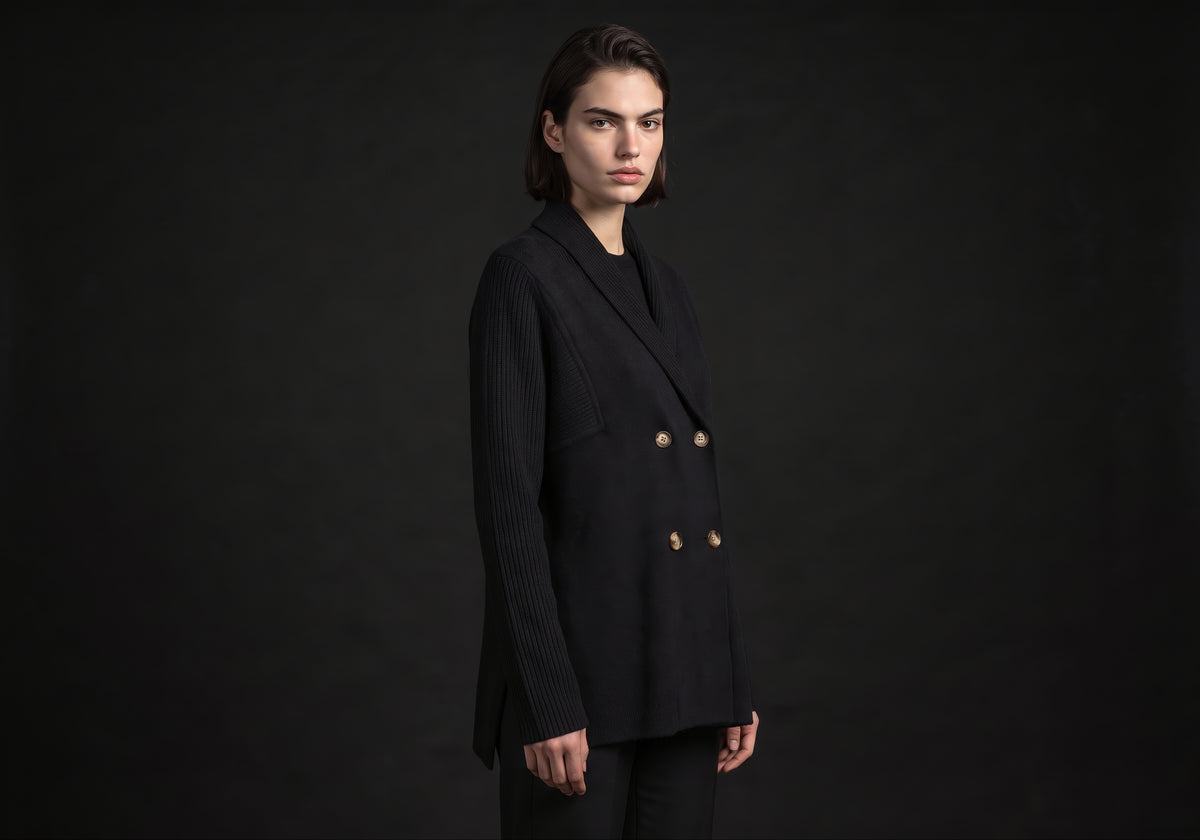 Velmurax knit cashmere coat in black, in a three-quarter view on the model on the studio set