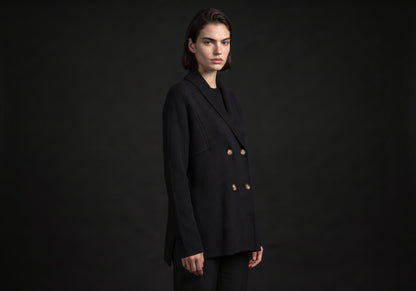 Velmurax knit cashmere coat in black, in a three-quarter view on the model on the studio set