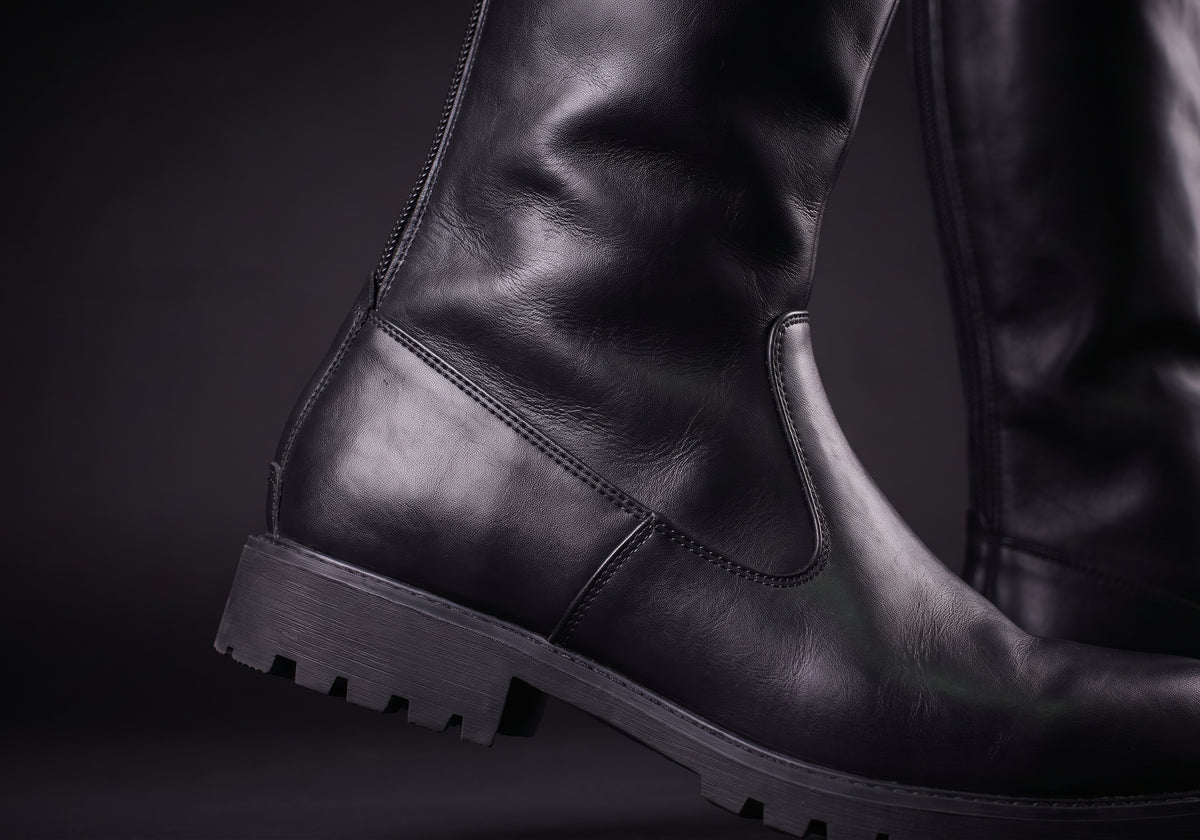 Velmurax men's knee-high riding boots in black, the closure up close, worn