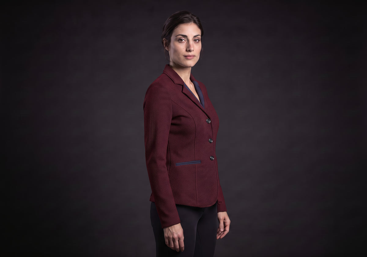 Velmurax women's show jacket in burgundy, in a three-quarter view on the model on the studio set